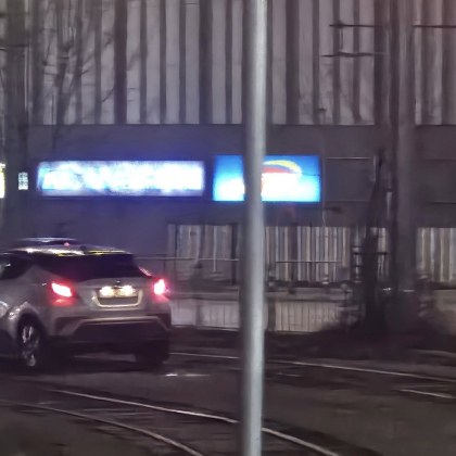 Кадър на който се вижда как лек автомобил е застанал