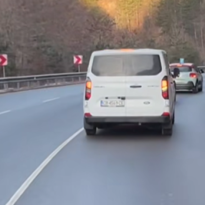 Учебен автомобил обозначен с буква У предизвика раздразнение сред шофьорите