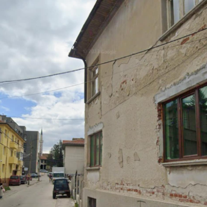 Жителка на Самоков сигнализира за опасна стара и занемарена къща