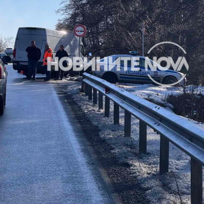 Катастрофа затруднява движението през прохода Предела Бус се е ударил в