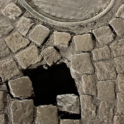 Дупка се е отворила до шахта на улица Железопътна в