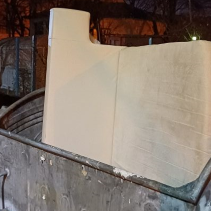 Мебели стърчащи от контейнери за битови отпадъци предизвикаха възмущение в