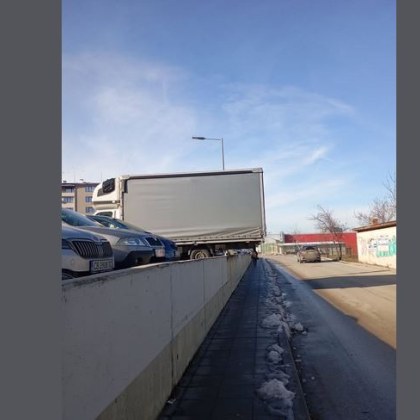 Неочаквано препятствие се изправи пред пешеходец вървящ по улица във