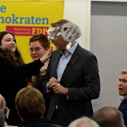 Непозната жена хвърли торта в лицето на бившия германски финансов