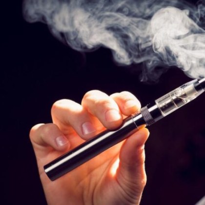 Задържаха млад мъж разпространявал вейпове с хексахидроканабинол и райски газ На