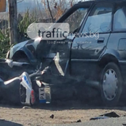 Катастрофа между лек автомобил и мотор е станала на пътя