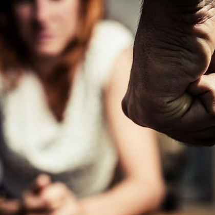 Мъж преби 33 годишната си бивша приятелка в Перник съобщиха от полицията Сигналът за нанесения побой е