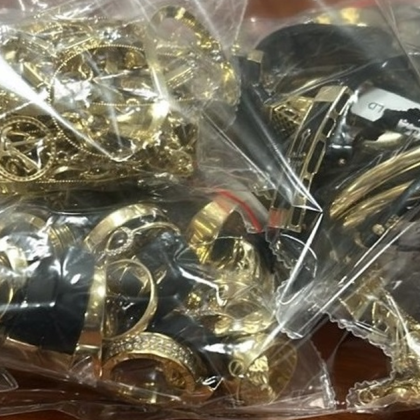 Пет пакета с общо 532 грама контрабандни златни накити на