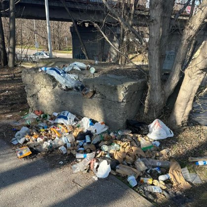 Жена алармира за грозна гледка на тротоар намиращ се край