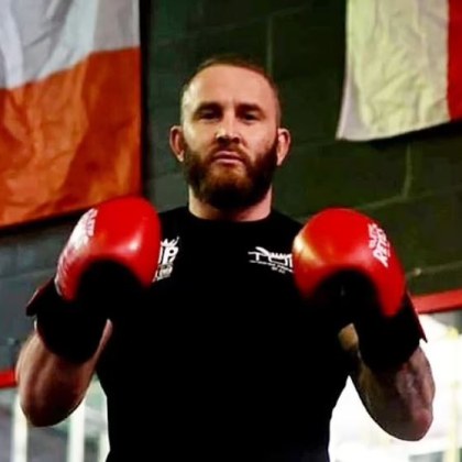 Боксьор бе намушкан в гърдите преди да отвърне на атаката