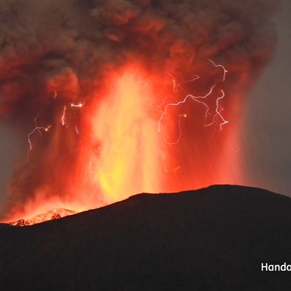 Вулканът Ибу в Източна Индонезия изригна като изхвърли лава и издигна