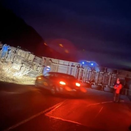 Камион се преобърна снощи на Е 79 в района на Бели