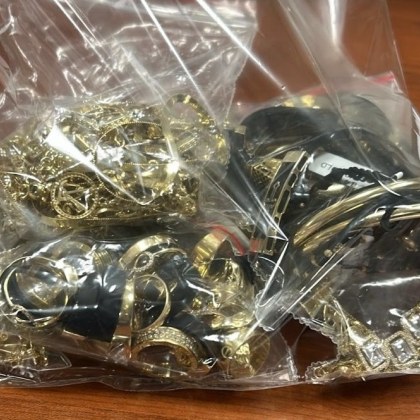 Пет пакета с общо 532 грама контрабандни златни бижута на