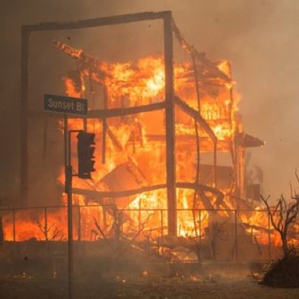 Огънят продължава да превзема нови територии в Лос Анджелис Горските