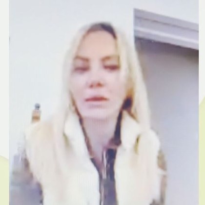 Слънцето е оранжево Гори гори небето гори И все едно