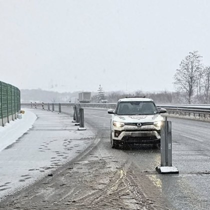 Обилен снеговалеж намалява видимостта по магистралите Струма и Тракия На места