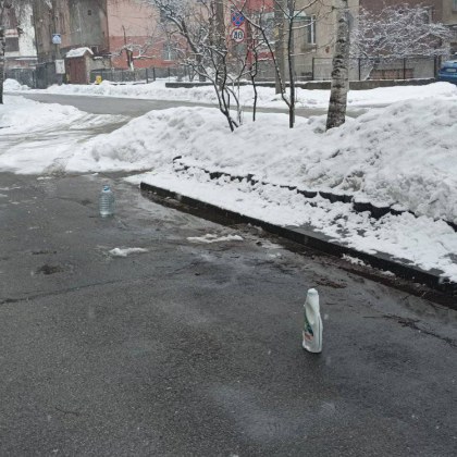 Снегът и зимните условия често изострят проблема с паркирането в