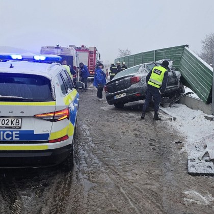 Катастрофа стана тази сутрин Кола се е врязала в шумозащитни