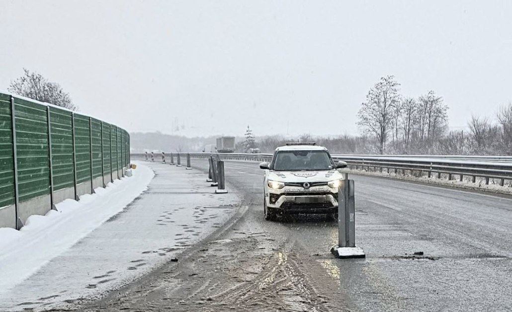 Сняг вали на магистралите 