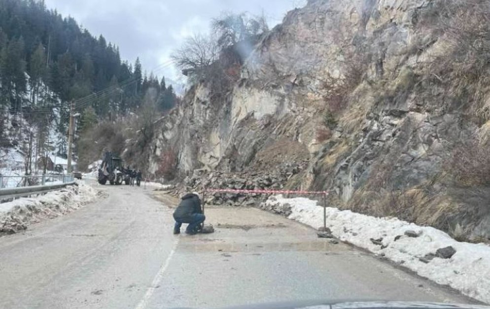 Свлачище затруднява движението по път в Смолянско