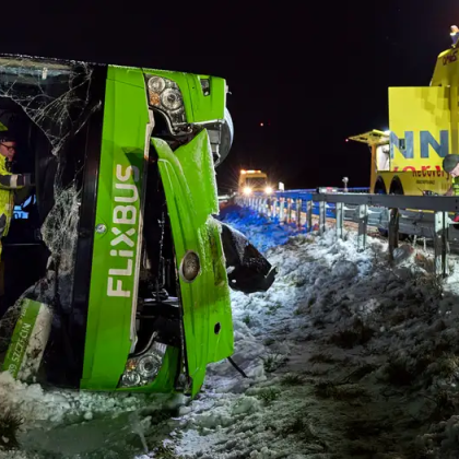 Автобусна катастрофа на заснежена магистрала в Германия в събота доведе до смъртта