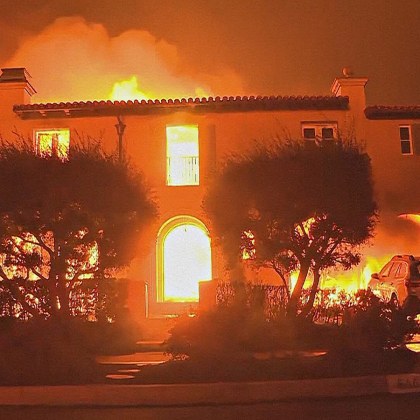 Пожарът в Лос Анджелис продължава да бушува оставяйки след себе