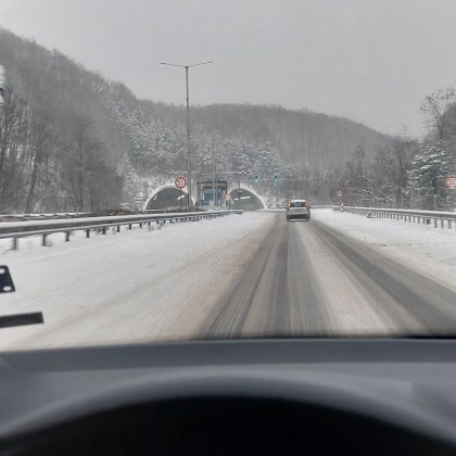 Силна зимна обстановка затруднява движението по автомагистрала Тракия Сигнали за непочистени