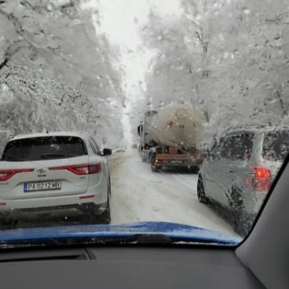 Цистерна е закъсала на пътя Велинград гара Костандово съобщават очевидци в