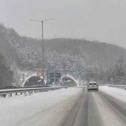 Шофьори пътуващи по автомагистрала Тракия съобщават за неизчистен и заледен