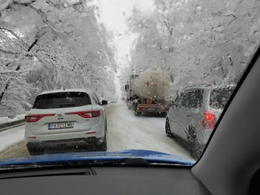 Цистерна закъса в снега СНИМКА