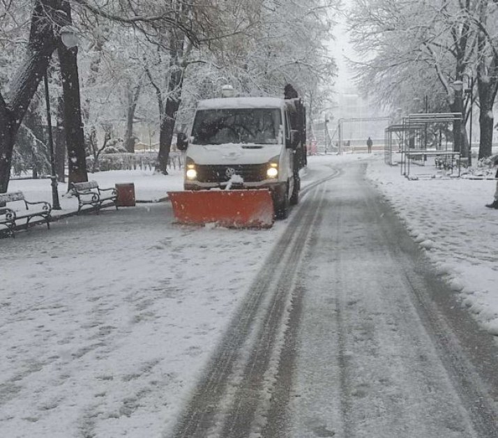 Движението по улиците в Пловдив е безпрепятствено, продължава чистенето на пешеходните зони