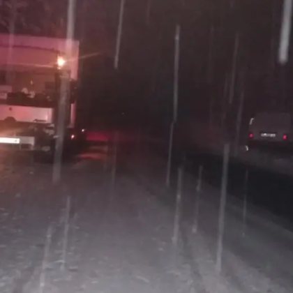 Катастрофа между джип и тежкотоварен камион затруднява движението на пътя