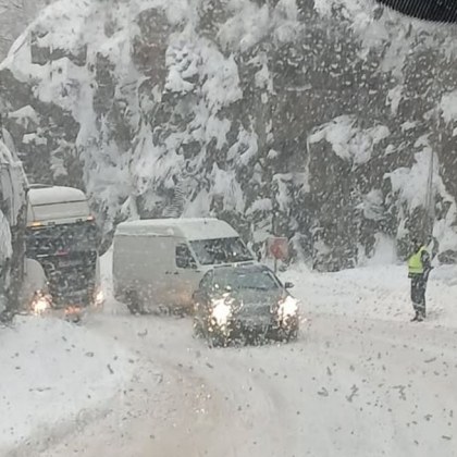 Снегът продължава да затруднява пътната обстановка в Родопите Камион е