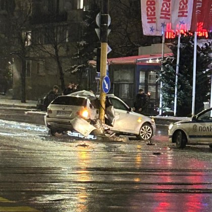 Автомобил с марка BMW се заби странично в стълб в
