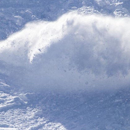 Лавина затрупа група от петима скиори в северната италианска област