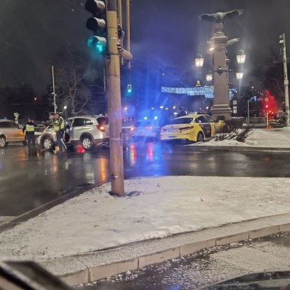 Такси и лек автомобил се удариха на емблематичния за София