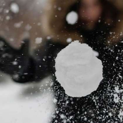 Група тийнейджъри възмутиха с агресивното си поведение в столичния квартал