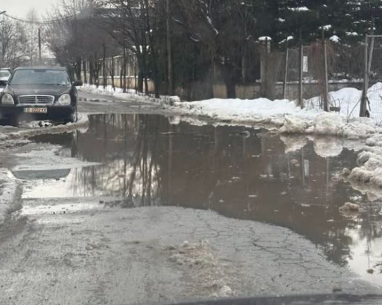 Столичанка: Не паркирайте около дупката, за да можем да я заобикаляме СНИМКА