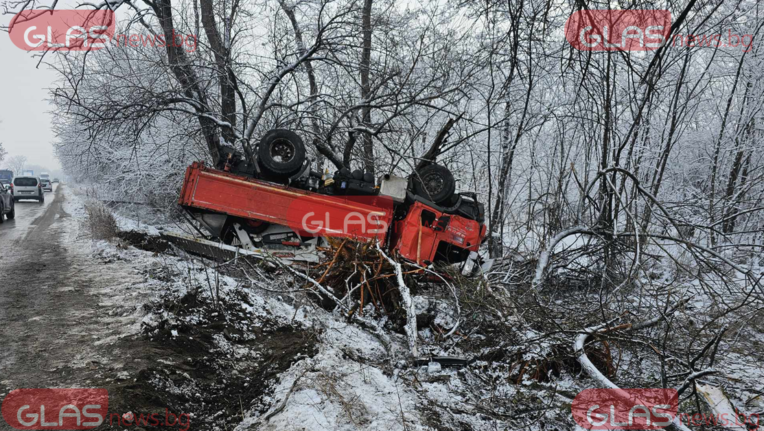 Камион се преобърна по таван край Пловдив СНИМКИ