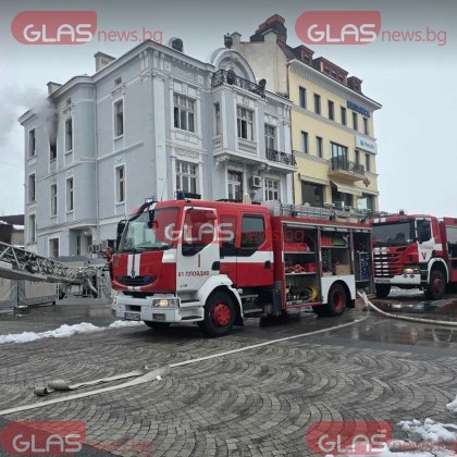 Една от емблематичните сгради в центъра на Пловдив е пламнала