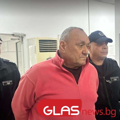 Пияният шофьор на автобус който блъсна три автомобила в Кючука