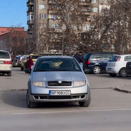 Култово спиране не остави равнодушни Лек автомобил се озовал на входа