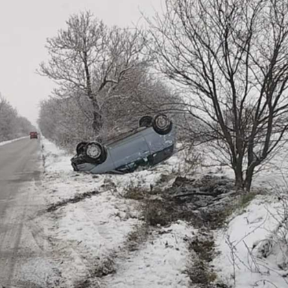 Млада шофьорка е преобърнала лекия си автомобил Ланчиа по таван