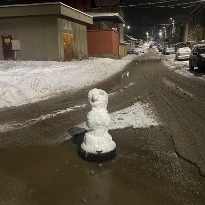 Снегът по пътищата носи най различни неудобства за водачите от