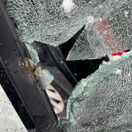 Водач откри колата си паркирана пред жилищен блок в столичния