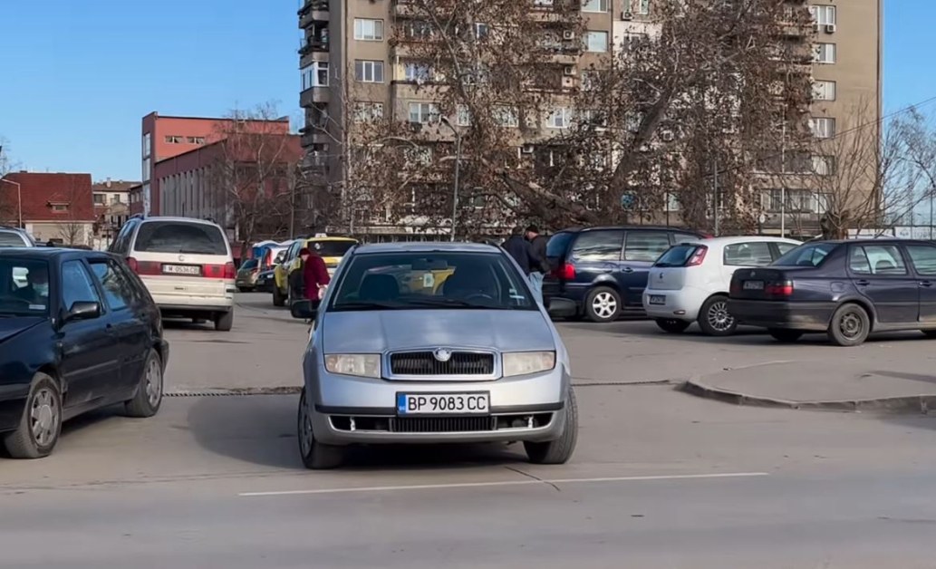 Шофьор паркира по средата на изход ВИДЕО