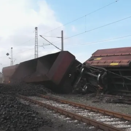 Два товарни влака са се ударили челно край софийското село