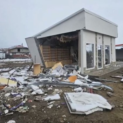 Млад шофьор се вряза с висока скорост с колата си