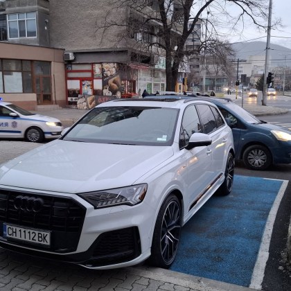 Кола спря на инвалидно паркомясто без да има стикер позволяващ