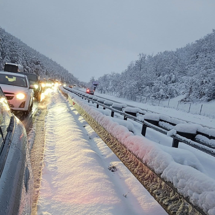 Силен снеговалеж и намалена видимост на Подбалканския път София Бургас в